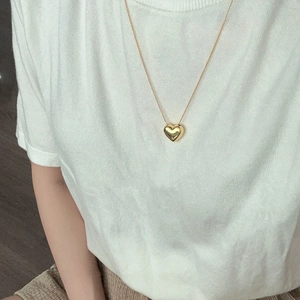 Collier cœur minimaliste en argent 925 avec chaîne à billes dorée porté par un mannequin