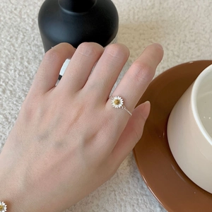 Elegant S925 sterling silver chain ring featuring a white daisy flower on a woman's finger