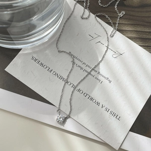 Minimalistische S925 Sterlingsilber Halskette mit funkelndem Solitär-Zirkonia im Vier-Krallen-Design