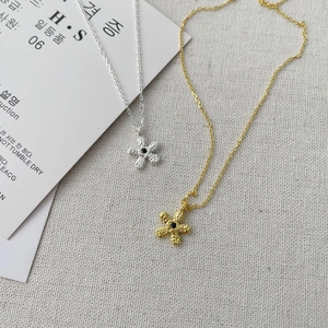Collier avec pendentif fleur, pierre noire et texture en métal martelé élégant