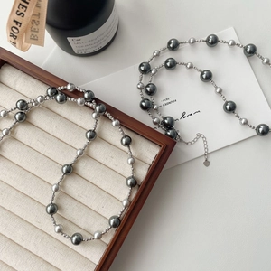 Detail of S925 sterling silver heart clasp on a gradient grey pearl necklace
