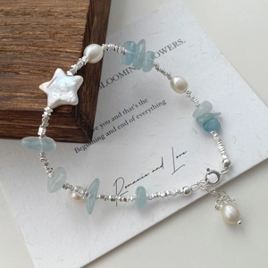 Dettaglio del bracciale con perle barocche, frammenti di acquamarina e argento S925
