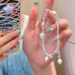 Dettaglio del bracciale in argento S925 con pietre acquamarina e perle barocche