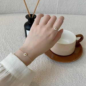 Minimalist S925 sterling silver daisy chain ring and bracelet set with white flower petals