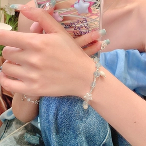 Dettaglio del bracciale in argento S925 con pietre acquamarina e ciondolo a stella