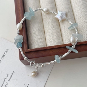 Dettaglio del bracciale con perle barocche a stella e acquamarina su vassoio