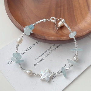 Dettaglio del bracciale con perle barocche a stella, pietre di acquamarina e argento