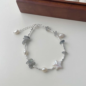 Dettaglio del bracciale in argento S925 con perle barocche, pietre acquamarina e stella