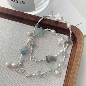 Bracciale di perle barocche con pietre acquamarina e ciondoli a stella in argento S925