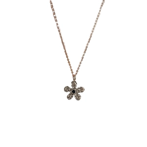 Collier fleur de style français avec texture martelée, pierre noire et finition or rose