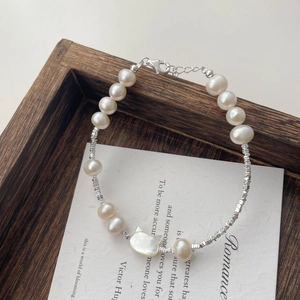 Elegant S925 silver bracelet with freshwater pearls and a cat-shaped shell charm