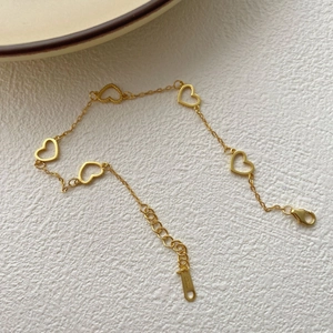 Detail of S925 sterling silver heart bracelet showing lobster clasp and S925 stamp tag