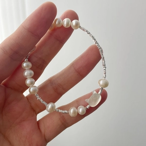 Minimalist S925 silver bracelet with freshwater pearls and a cute cat-shaped shell charm