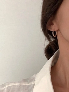 Détail de créoles en argent sterling 925 avec un petit bouton d'oreille boule minimaliste