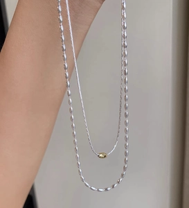 Dettaglio della collana a doppio strato in argento S925 con perla ovale dorata lucida