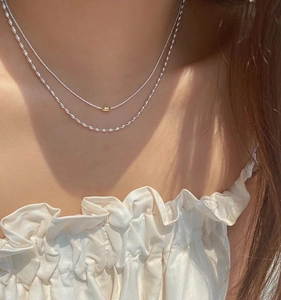 Dettaglio della collana in argento S925 con perla dorata e catena a oliva ruvida