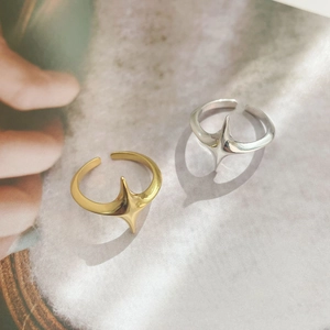 Detail of adjustable gold and silver S925 rings with geometric star ornaments