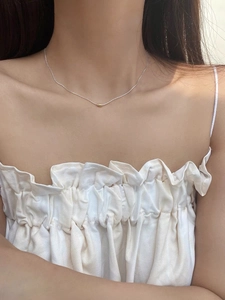 Collana minimalista in argento S925 con ciondolo a fagiolo dorato indossata