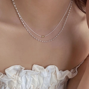 Collana a strati minimalista in argento S925 con pendente a tubo dorato sulla clavicola