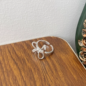 Close-up of S925 sterling silver bow ring featuring adjustable band and hallmark engraving