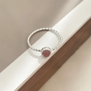 Détail de la bague en argent S925 avec anneau torsadé et cristal naturel rose rond
