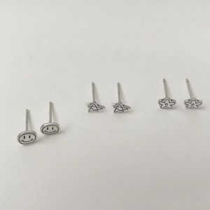 Détail de l'ensemble de boucles d'oreilles en argent S925 avec smiley, étoile et fleur
