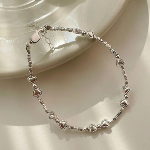 Bracelet fait main en argent 925 avec éléments en forme de cœur et perles givrées