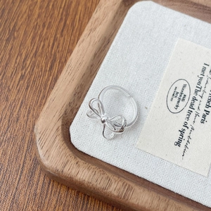 Detailed view of the 925 sterling silver bow ring with adjustable open band design