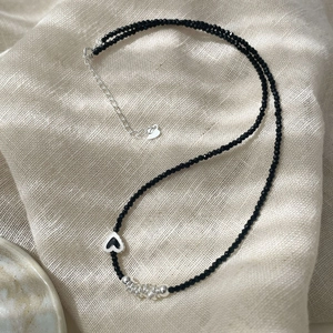 Collier en argent S925 fait main avec perles facettées noires et pendentif coeur élégant