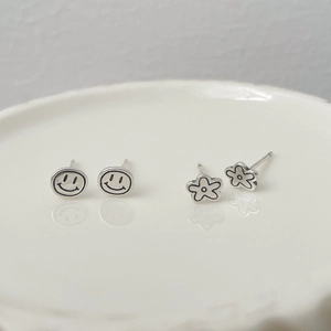 Ensemble de boucles d'oreilles minimalistes en argent S925 avec sourire et fleurs