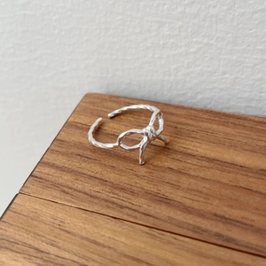 Détail d'une bague nœud irrégulier en argent sterling S925 avec anneau ouvert réglable