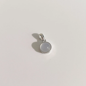 Collier en argent sterling S925 avec pendentif rond en pierre grise sur fond blanc épuré