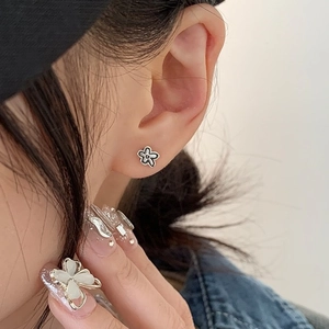 Boucles d'oreilles fleurs en argent S925 minimalistes portées pour un style chic et tendance