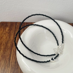 Détail du collier cœur en argent S925 avec perles noires facettées et chaîne ajustable