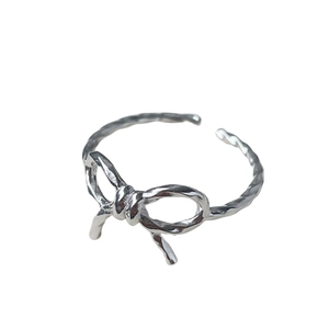 Bague ouverte minimaliste en argent S925 avec nœud délicat et anneau torsadé