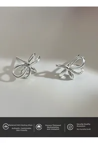 Makroaufnahme von 3D-Schleifen-Ohrringen aus echtem S925 Sterlingsilber Material