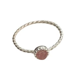 Bague minimaliste en argent S925 tressé ornée d'une pierre de cristal rose ronde