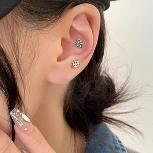Boucles d'oreilles minimalistes en argent S925 motif fleur et smiley sur l'oreille