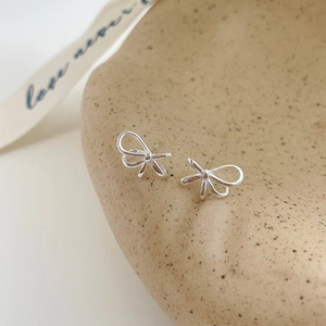Detailaufnahme von S925 Sterling Silber Schleifenohrringen auf Keramik-Display