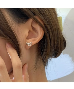 Nahaufnahme minimalistischer Schleifenohrringe aus S925 Silber am Ohr des Models