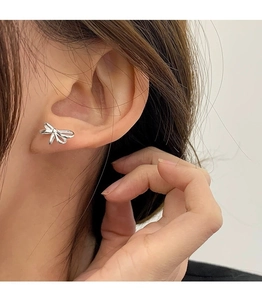 Nahaufnahme minimalistischer S925 Sterling Silber Schleifenohrringe am Model glänzend