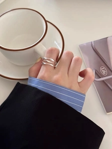 Vue détaillée de la bague S925 argent à trois couches ondulées portée en style de vie