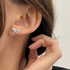 Elegante S925 Sterling Silber Schleife Ohrstecker an einem Modelohr getragen