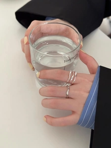 Vue détaillée des bagues en argent S925 avec design ondulé et ajouré sur les doigts