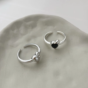 Ensemble de deux bagues en argent S925 avec zircons en forme de cœur noir et clair