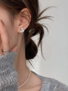 Dettaglio dell'orecchino a lobo minimalista in argento S925 con design a petalo increspato