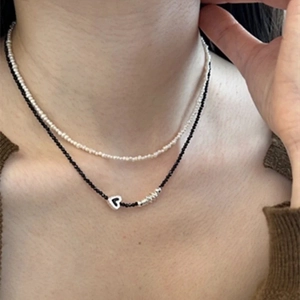 Collier double rang en argent S925 avec perles noires et blanches et pendentif coeur