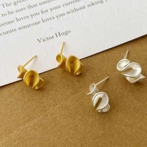 Orecchini minimalisti in argento S925 opaco con design a petali irregolari oro e argento