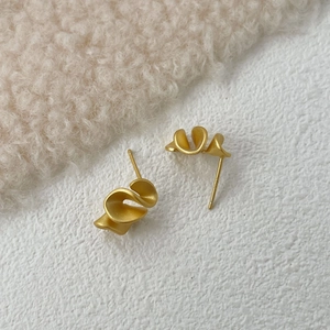 Macro di orecchini a perno geometrici a spirale in oro opaco con finitura spazzolata