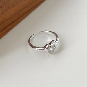 Détail de bague ajustable en argent S925 avec zircon cubique en forme de cœur
